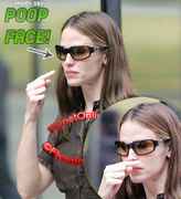 jennifer-garner-poop-finger.jpg