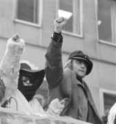 Yoko_and_John_fists_in_the_air.jpg
