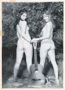 Hippie_girls_with_guitar.jpg