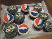 Jerry_and_stealie_cupcakes.jpg