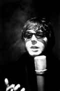 Paul_in_the_dark_shades_on_at_mic.jpg