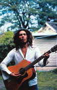 Bob_plays_guitar_in_yard.jpg