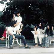 Clapton_John_Yoko_peace_signs.jpg