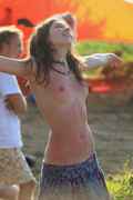 Topless_hippie_girl_in_the_sun.jpg