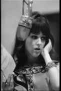 Grace_Slick_at_mic.jpg