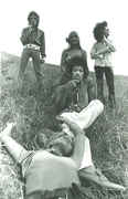 Jimi_and_girls_in_field_again.jpg